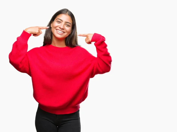 Junge Schöne Arabische Frau Trägt Winterpullover Über Isoliertem Hintergrund Lächelt — Stockfoto