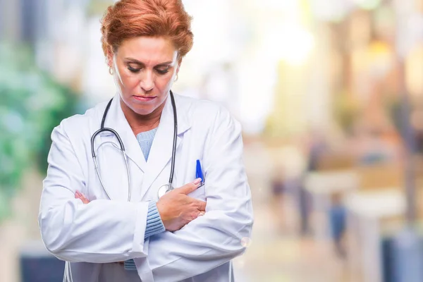 Médico Caucásico Mayor Mujer Con Uniforme Médico Sobre Fondo Aislado — Foto de Stock