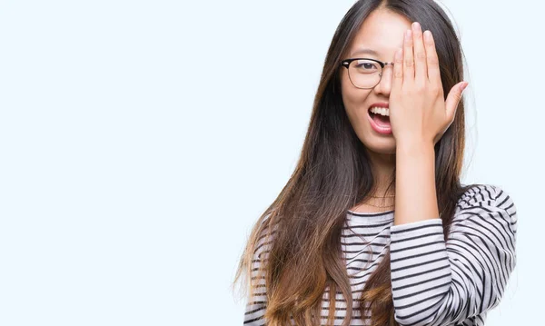 Junge Asiatin Mit Brille Vor Isoliertem Hintergrund Die Ein Auge — Stockfoto