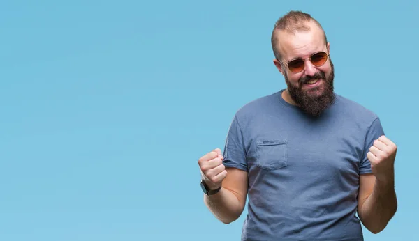 Unga Kaukasiska Hipster Mannen Bär Solglasögon Över Isolerade Bakgrund Mycket — Stockfoto