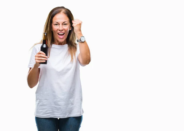 Mulher Hispânica Meia Idade Bebendo Cerveja Sobre Fundo Isolado Irritado — Fotografia de Stock