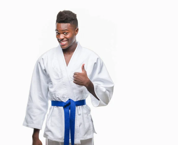 Młody Człowiek African American Białym Tle Nosi Kimono Robi Szczęśliwy — Zdjęcie stockowe