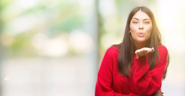 Młodzi Hiszpanie Piękne Sobie Czerwony Sweter Patrząc Kamery Buziak Ręką — Zdjęcie stockowe