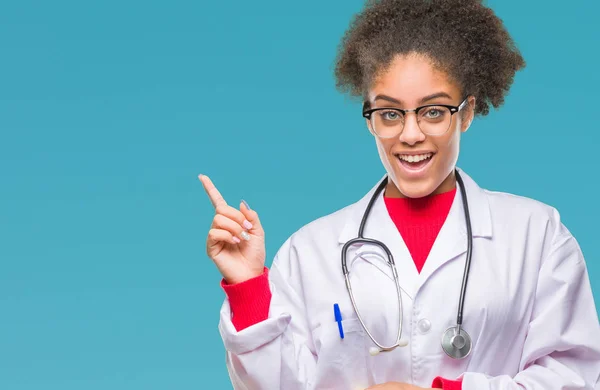 年轻的美国黑人医生妇女在孤立的背景下 脸上的一个大微笑 指着手和手指侧面看着相机 — 图库照片