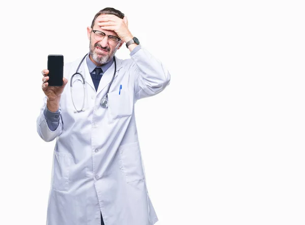 Középkorú Idősebb Deres Orvos Ember Bemutatás Képernyő Smartphone Több Mint — Stock Fotó
