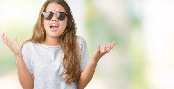 Joven Mujer Morena Hermosa Con Gafas Sol Sobre Fondo Aislado —  Fotos de Stock