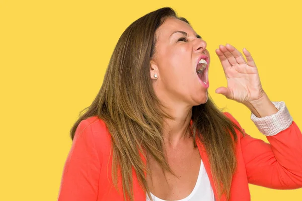 Schöne Erwachsene Frau Mittleren Alters Über Isoliertem Hintergrund Schreit Und — Stockfoto