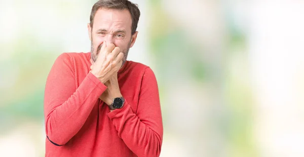 Gutaussehender Älterer Herr Mittleren Alters Der Einen Winterpullover Über Isoliertem — Stockfoto