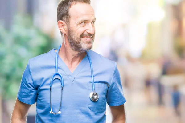 Homem Médico Meia Idade Hoary Sênior Vestindo Uniforme Médico Sobre — Fotografia de Stock