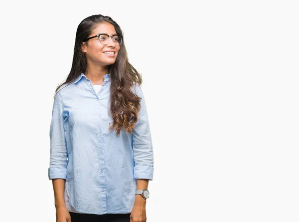 Joven Mujer Árabe Hermosa Con Gafas Sobre Fondo Aislado Mirando —  Fotos de Stock