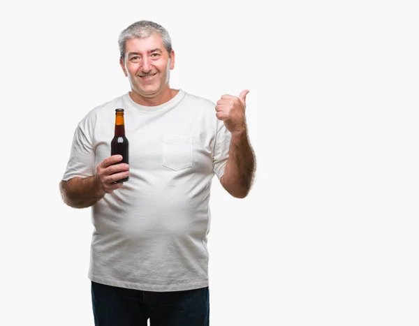 Schöner Älterer Mann Trinkt Bierflasche Über Isoliertem Hintergrund Und Zeigt — Stockfoto