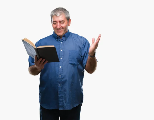 Bonito Professor Sênior Homem Lendo Livro Sobre Fundo Isolado Muito — Fotografia de Stock