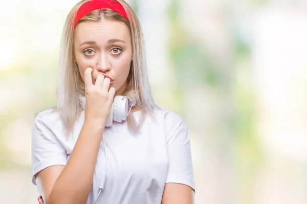 Unga Blonda Kvinnan Bär Hörlurar Lyssna Musik Över Isolerade Bakgrund — Stockfoto