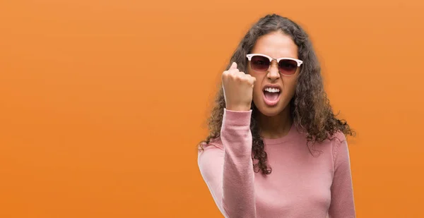 Schöne Junge Hispanische Frau Mit Sonnenbrille Wütend Und Wütend Die — Stockfoto