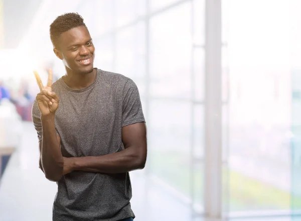 Joven Hombre Afroamericano Vistiendo Camiseta Gris Sonriendo Con Cara Feliz —  Fotos de Stock