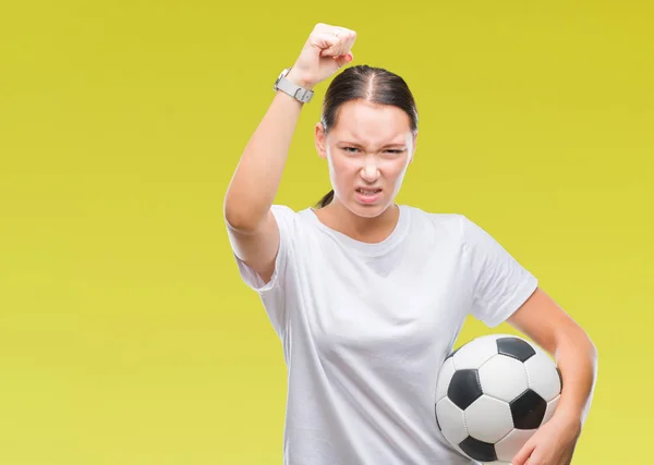 Νεαρή Όμορφη Γυναίκα Καυκάσιος Κρατώντας Την Μπάλα Ποδοσφαίρου Ποδοσφαίρου Πέρα — Φωτογραφία Αρχείου