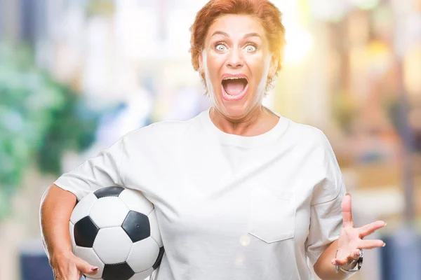 Atractiva Mujer Pelirroja Caucásica Mayor Sosteniendo Pelota Fútbol Sobre Fondo —  Fotos de Stock