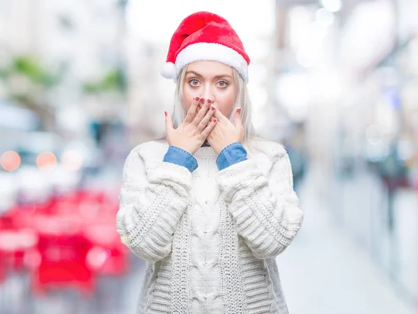 Unga Blonda Kvinnan Bär Jul Hatt Över Isolerade Bakgrund Chockad — Stockfoto