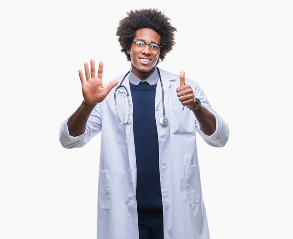 Afro Americano Médico Hombre Sobre Aislado Fondo Mostrando Señalando Con —  Fotos de Stock