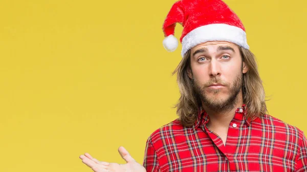 Junger Gutaussehender Mann Mit Langen Haaren Weihnachtsmannmütze Über Isoliertem Hintergrund — Stockfoto