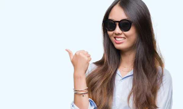 Joven Mujer Asiática Con Gafas Sol Sobre Fondo Aislado Sonriendo — Foto de Stock