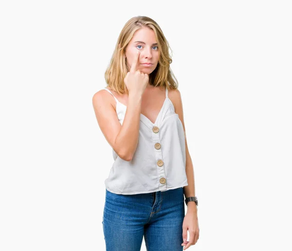 Piękna Młoda Kobieta Białym Tle Pointing Oglądania Oka Gest Podejrzanych — Zdjęcie stockowe