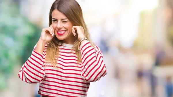 Junge Schöne Frau Lässig Gestreift Winterpullover Über Isoliertem Hintergrund Bedeckt — Stockfoto