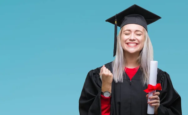 Joven Mujer Rubia Vistiendo Uniforme Graduado Sosteniendo Grado Sobre Fondo — Foto de Stock