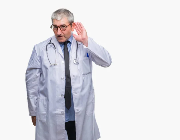 Hombre Guapo Médico Senior Sobre Fondo Aislado Sonriendo Con Mano — Foto de Stock