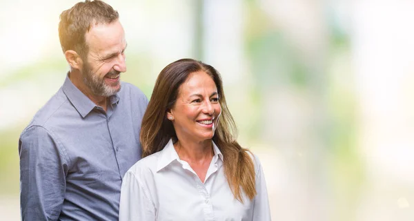 Pareja Hispana Negocios Mediana Edad Sobre Fondo Aislado Mirando Hacia — Foto de Stock