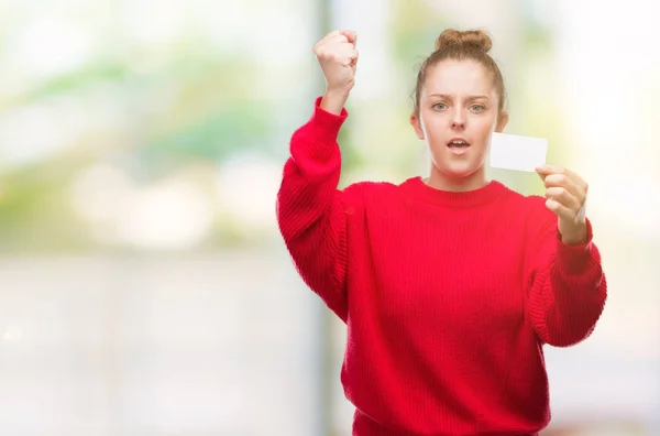 Giovane Donna Bionda Possesso Carta Pubblicitaria Infastidito Frustrato Gridando Con — Foto Stock