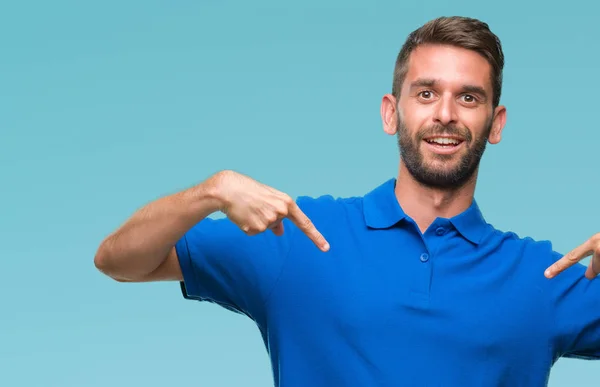 Joven Hombre Guapo Sobre Fondo Aislado Mirando Confiado Con Sonrisa — Foto de Stock