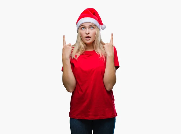 Mujer Caucásica Joven Con Sombrero Navidad Sobre Fondo Aislado Asombrado — Foto de Stock