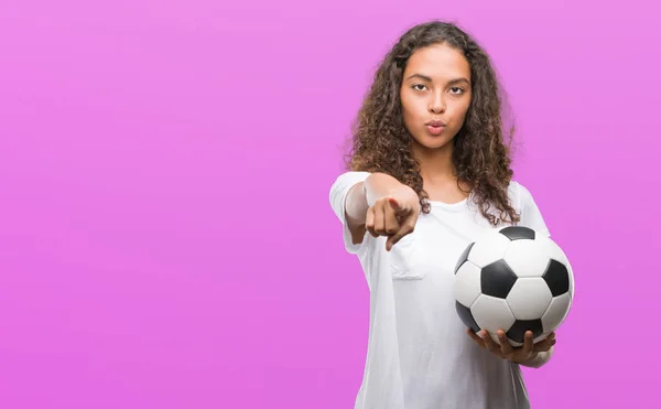 Jeune Femme Hispanique Tenant Ballon Football Pointant Doigt Caméra Vous — Photo