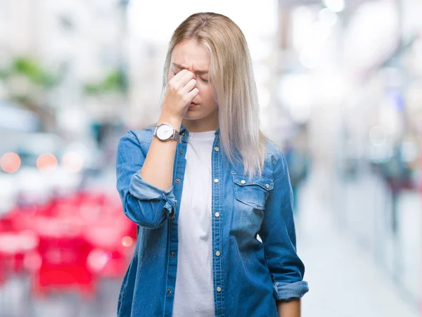 Unga Blonda Kvinnan Över Isolerade Bakgrund Trött Gnugga Näsan Och — Stockfoto