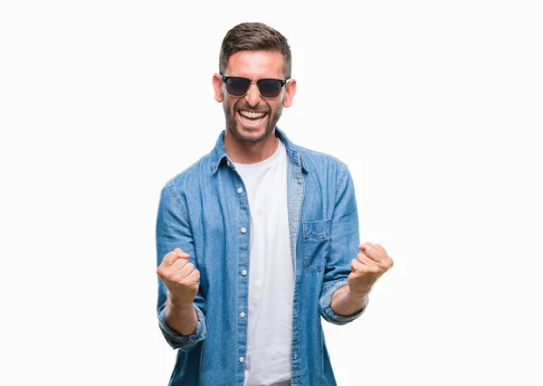 Ung Vacker Man Bär Solglasögon Över Isolerade Bakgrund Mycket Glad — Stockfoto