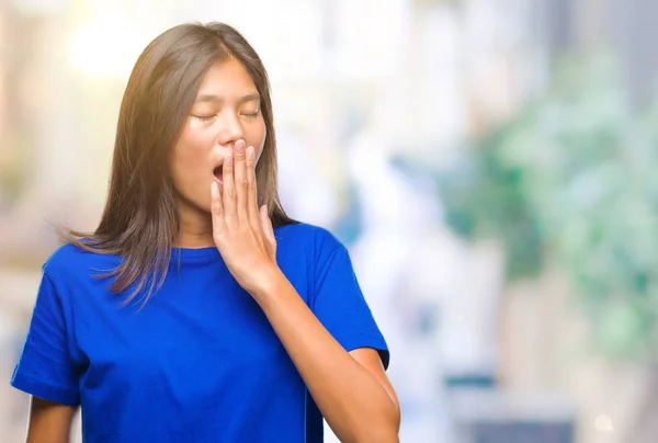 Joven Mujer Asiática Sobre Aislado Fondo Aburrido Bostezar Cansado Cubriendo —  Fotos de Stock