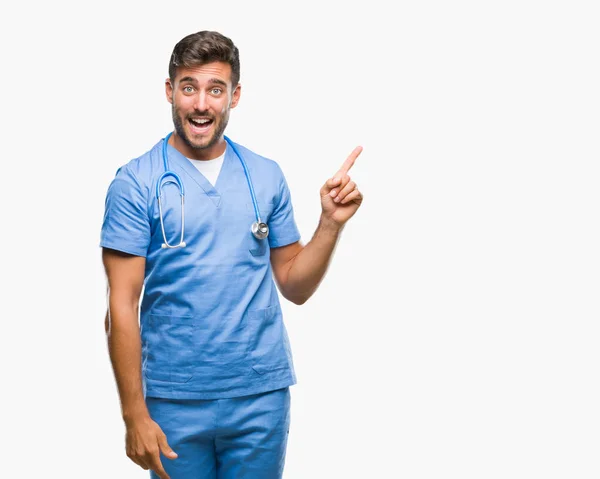 Młody Przystojny Lekarz Chirurg Mężczyzna Białym Tle Wielkim Uśmiechem Twarzy — Zdjęcie stockowe
