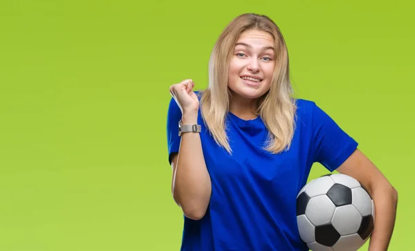 Junge Kaukasische Frau Hält Fußball Über Isoliertem Hintergrund Schreit Stolz — Stockfoto