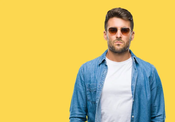 Joven Hombre Guapo Con Gafas Sol Sobre Fondo Aislado Con —  Fotos de Stock