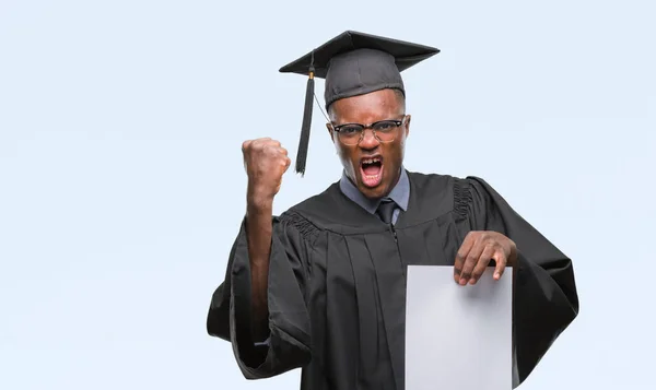 Mladý Absolvent Afroamerické Muže Prázdný Papír Diplomem Izolované Pozadí Naštvaný — Stock fotografie