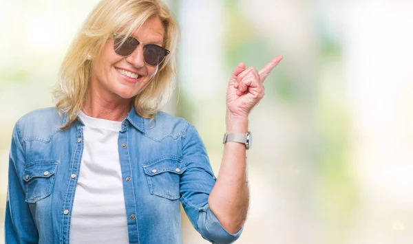 Middelbare Leeftijd Blonde Vrouw Dragen Van Een Zonnebril Geïsoleerde Achtergrond — Stockfoto