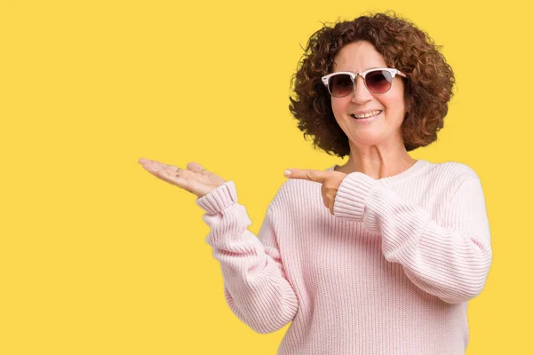 Mooie Midden Ager Senior Vrouw Roze Trui Zonnebril Dragen Geïsoleerde — Stockfoto