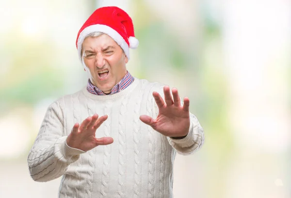 Hombre Mayor Guapo Con Sombrero Navidad Sobre Fondo Aislado Asustado —  Fotos de Stock