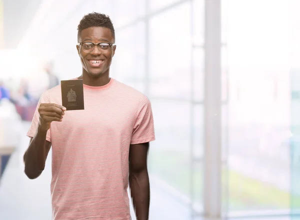 Unga Afroamerikanska Mannen Innehar Kanadensiska Pass Med Ett Glatt Ansikte — Stockfoto