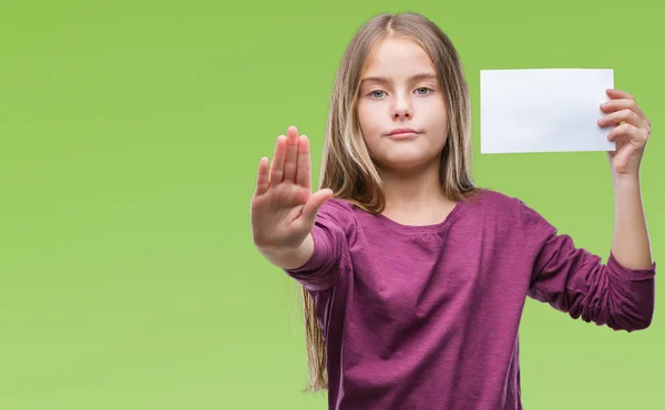 Joven Hermosa Niña Sosteniendo Tarjeta Papel Blanco Sobre Fondo Aislado —  Fotos de Stock