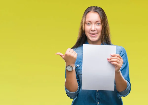 Mulher Branca Jovem Segurando Folha Papel Branco Sobre Fundo Isolado — Fotografia de Stock