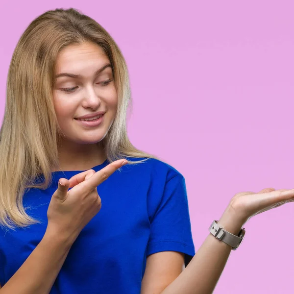 Joven Mujer Caucásica Sobre Fondo Aislado Asombrado Sonriendo Cámara Mientras — Foto de Stock