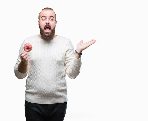 Man Van Jonge Kaukasische Hipster Zoete Donut Eten Geïsoleerd Achtergrond — Stockfoto