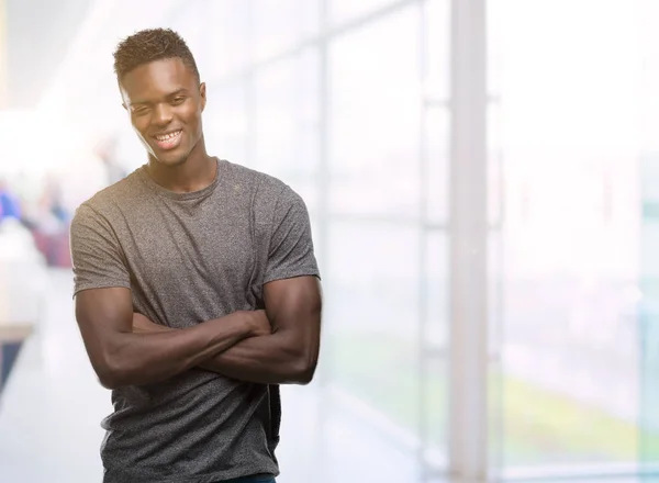 Unga Afroamerikanska Man Klädd Grå Shirt Glada Ansikte Leende Med — Stockfoto
